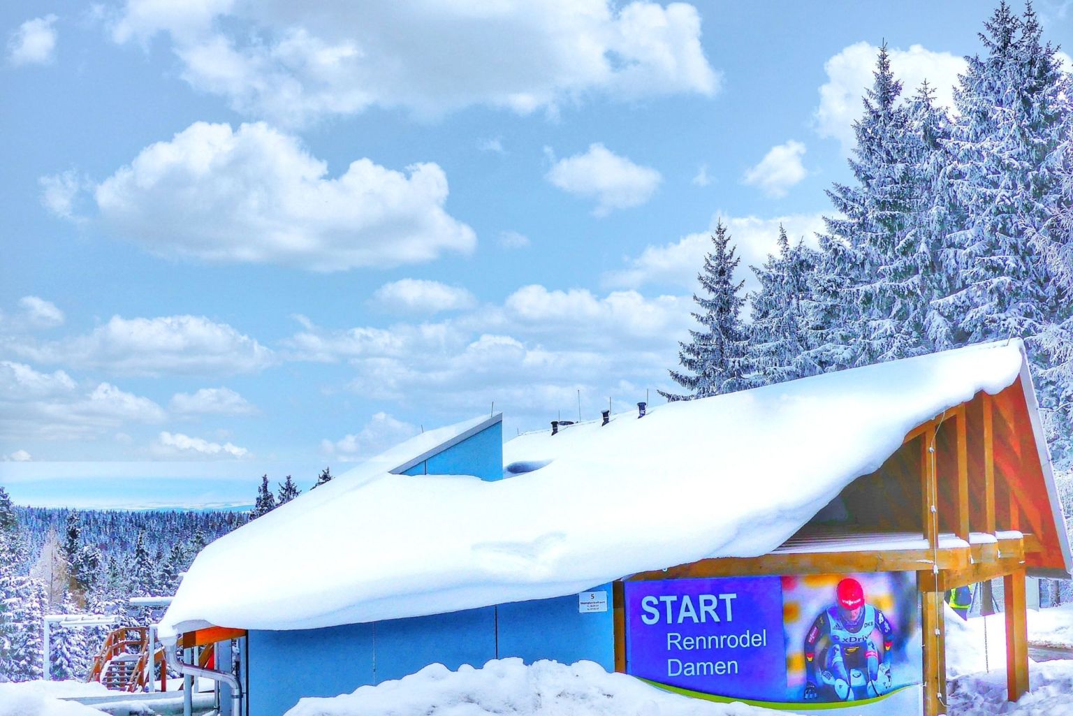 Wintersport Bob Haus im Schnee in Altenberg Urlaubsregion Osterzgebirge