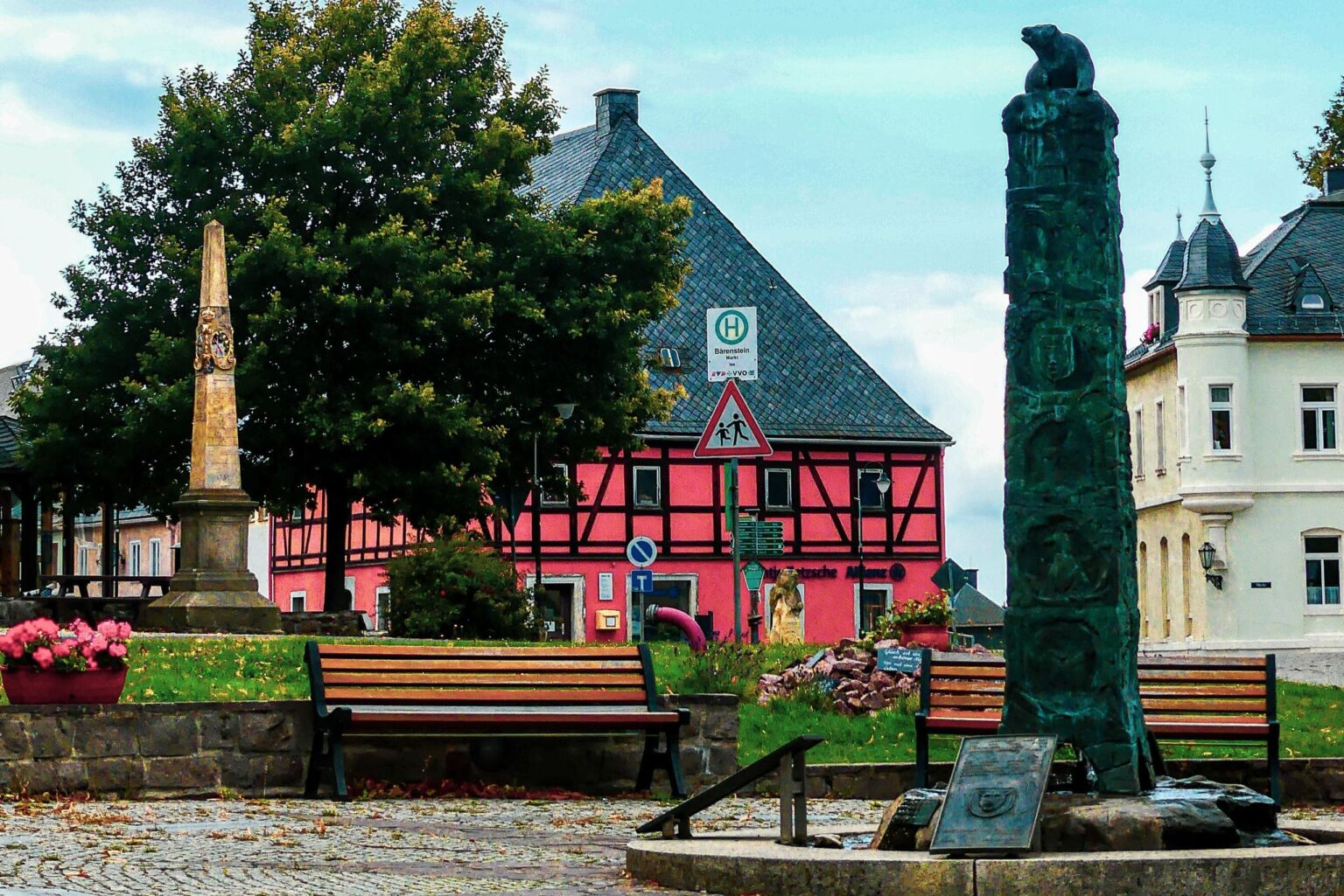 historischer Markt in Bärenstein mit Postmeilensäule